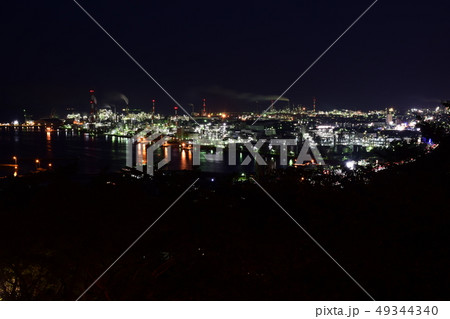 広島県大竹市の亀居公園から見た三菱ケミカル広島事業所を中心とした工場夜景 49344340
