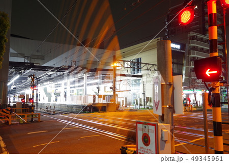 夜の東府中駅の踏切 49345961