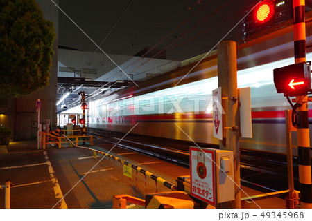 夜の東府中駅の踏切 49345968