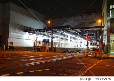 夜の東府中駅の踏切 49345970