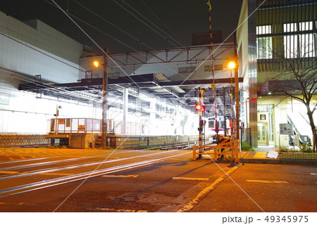 夜の東府中駅の踏切 49345975