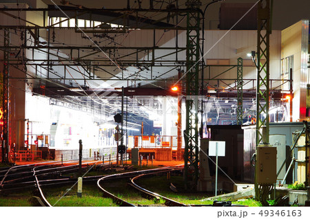 夜の東府中駅のホーム 49346163