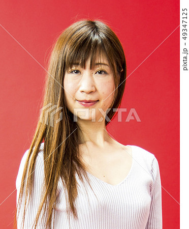 麗しき撫子淑女の舞い ３０代 後半 日本人 女性 長髪 茶髪 ストレート 美人 かわいい 知的の写真素材