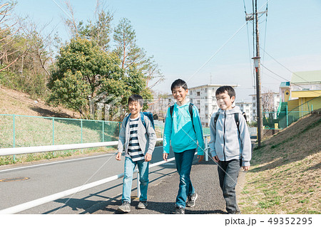 小学生 登校 下校 小学生 登校 下校 49352295