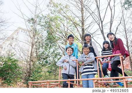 小学生　遊具 49352605