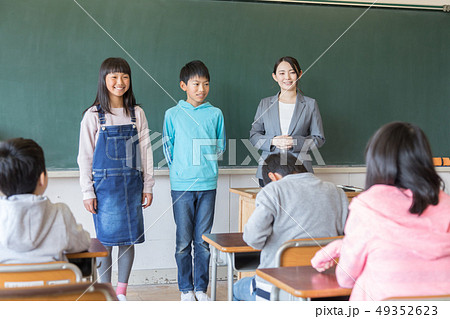 小学生イメージ　日直　学級委員　話合う　テーマ　議題　いじめ　問題 49352623