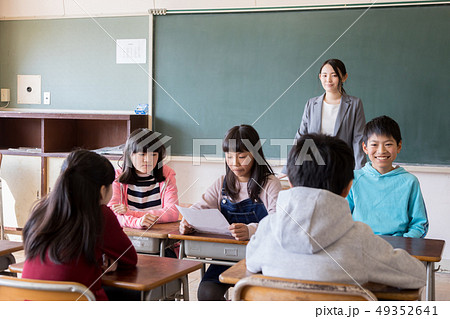 小学生イメージ　学級委員会　話合う　テーマ　議題　いじめ　問題 49352641