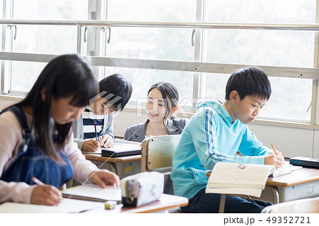 小学生 授業 先生 教える 教育 小学生 授業 先生 教える 教育 49352721