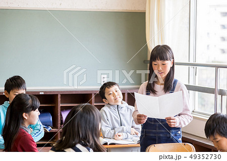 小学生　作文　発表　読む 49352730