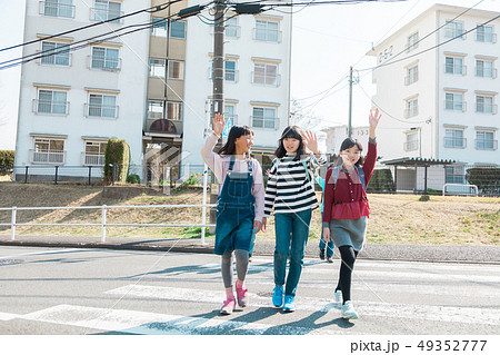小学生 登校 下校 横断歩道 小学生 登校 下校 横断歩道 49352777