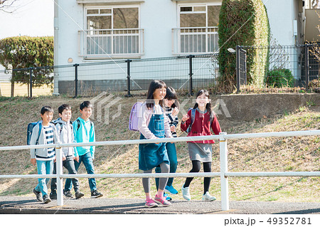 小学生 登校 下校 小学生 登校 下校 49352781