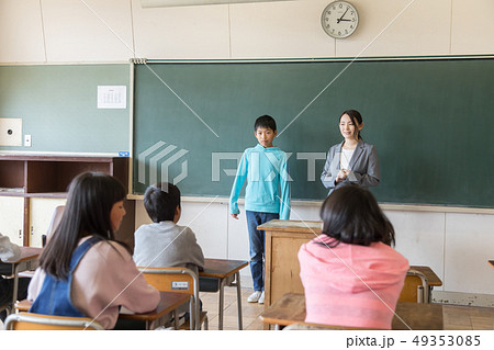 小学生イメージ　日直　転校生　学級委員　発表 49353085