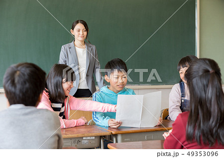 小学生イメージ 学級委員会 話合う テーマ 議題 いじめ 問題の写真素材
