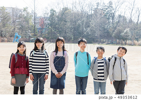 小学生　登校　下校 49353612