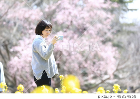 若い女性　屋外　春 49354859
