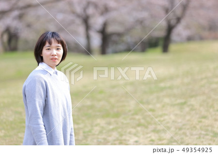 若い女性　屋外　春 49354925