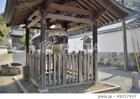 當麻寺 日本最古の石灯籠 當麻寺 日本最古の石灯籠 49357437