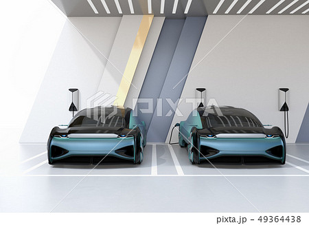 充電ステーションに充電している自動運転高級サルーンの正面イメージ 49364438