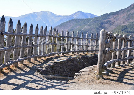 荒砥城本郭から二の郭への柵と石垣に囲まれた通路 49371976