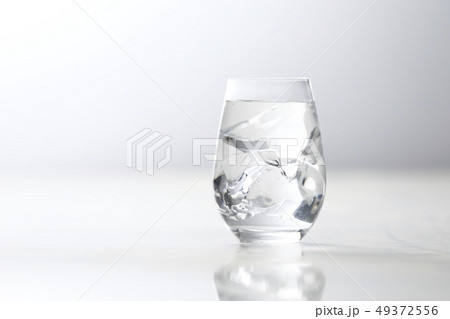 水を注ぐ 49372556
