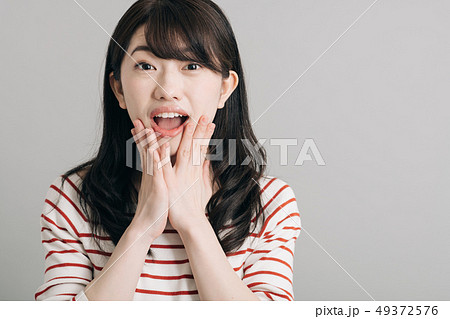 驚く若い日本人女性 ショック びっくり 驚く若い日本人女性 ショック びっくり 49372576