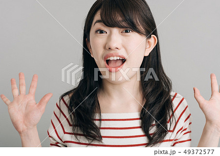 驚く若い日本人女性 ショック びっくり 49372577