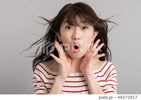 驚いた表情の若い女性 ビックリ ショック 衝撃の写真素材