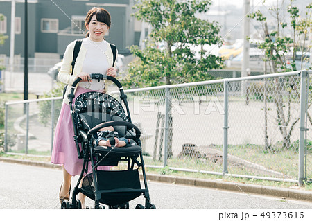 ベビーカーを押す母親 赤ちゃん 公園 散歩 子育て 育児 ベビーカーを押す母親 赤ちゃん 公園 散歩 子育て 育児 49373616