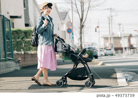 赤ちゃんと出掛ける母親 ベビーカー 散歩 子育て 育児 赤ちゃんと出掛ける母親 ベビーカー 散歩 子育て 育児 49373739