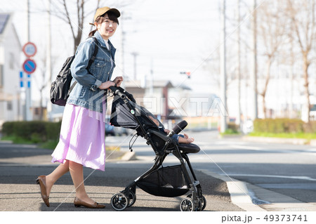 赤ちゃんと出掛ける母親　ベビーカー　散歩　子育て　育児 49373741