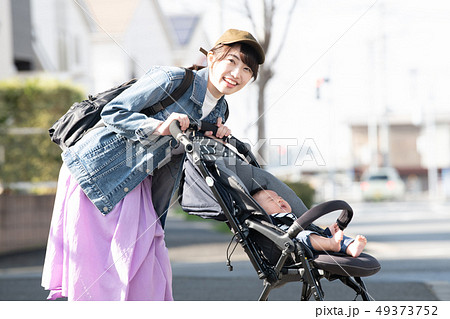 赤ちゃんと出掛ける母親　ベビーカー　散歩　子育て　育児 49373752