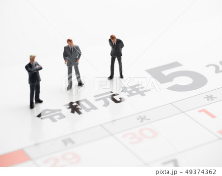 令和元年を見つめるビジネスマン 令和元年を見つめるビジネスマン 49374362