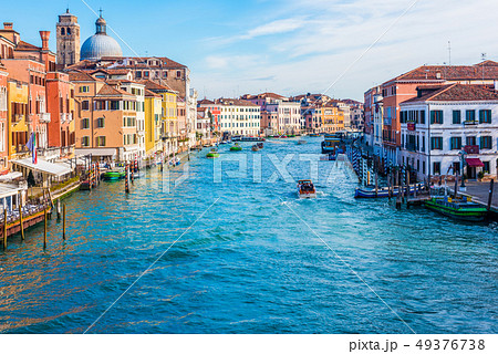 ヴェネツィア　サンタ・ルチア駅前　スカルツィ橋より臨むカナル・グランデ 49376738