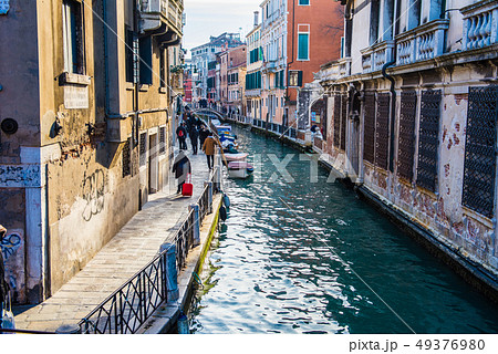 イタリア ベネツィア 街中を走る運河の写真素材