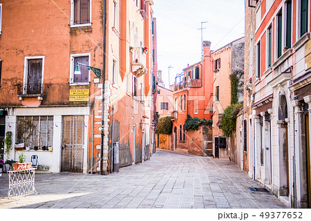 イタリア　ベネツィアの街中 49377652