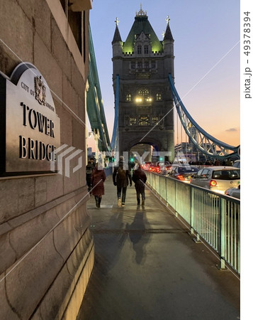 夕暮れ時のタワーブリッジ ロンドン 49378394