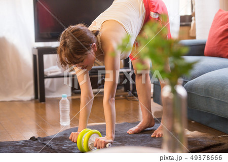 ビューティー フィットネス スポーツウェア ひとり 筋トレ リビング お家 リラックス 女性 ビューティー フィットネス スポーツウェア ひとり 筋トレ リビング お家 リラックス 女性 49378666