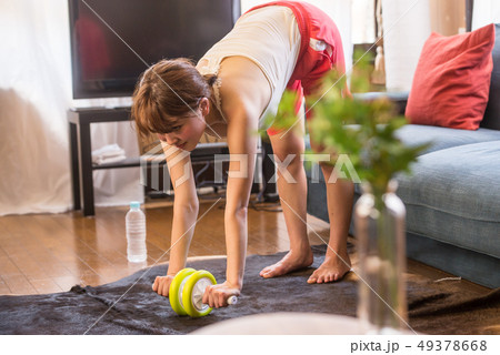 ビューティー フィットネス 脂肪燃焼 ひとり 筋トレ リビング お家 リラックス 女性 ビューティー フィットネス 脂肪燃焼 ひとり 筋トレ リビング お家 リラックス 女性 49378668