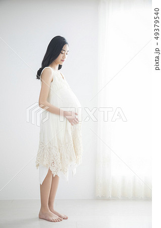 若い妊婦 49379540