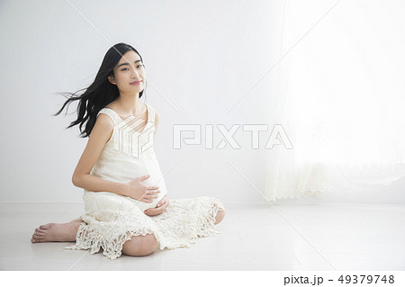 若い妊婦 49379748