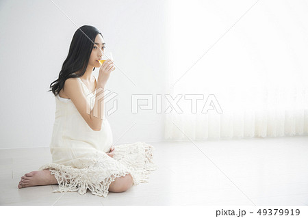 若い妊婦 若い妊婦 49379919