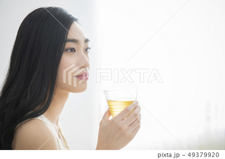 お茶を飲む若い女性 お茶を飲む若い女性 49379920