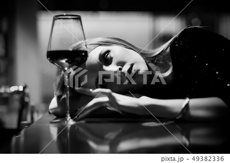 girl in bar 49382336