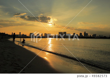 お台場海浜公園の夕焼けの写真素材