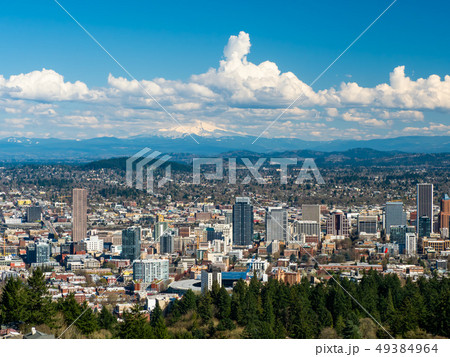 ポートランド市街とフッド山(アメリカ オレゴン州) 49384964