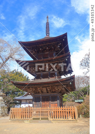 【長野県】晴天下の前山寺の三重塔 49385342