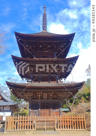 【長野県】晴天下の前山寺の三重塔 49385343