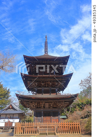 【長野県】晴天下の前山寺の三重塔 【長野県】晴天下の前山寺の三重塔 49385345