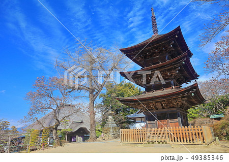 【長野県】晴天下の前山寺の三重塔と本堂 49385346