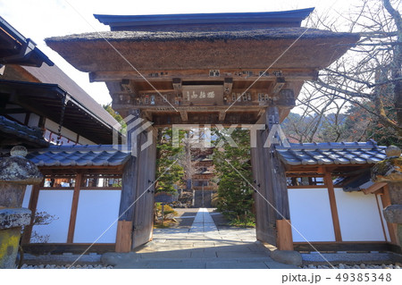 【長野県】晴天下の前山寺の三重塔 49385348